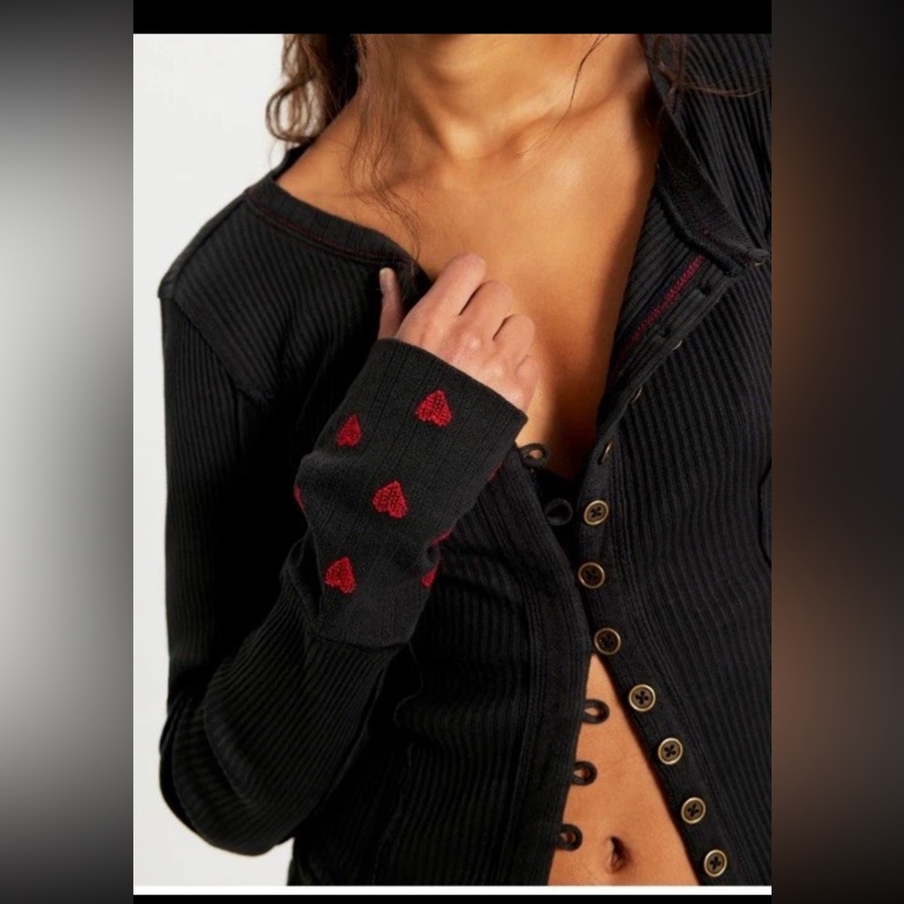 Free People We The Free Daria Cuff Cardi Size Small Black With Red Hearts NEW - Picture 2 of 14